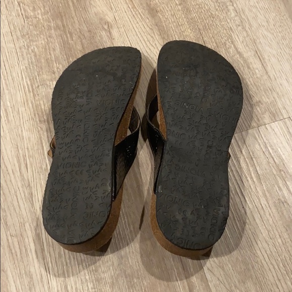 Vionic Flop Flops - Picture 2 of 3